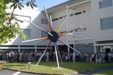 Rayonnement - lycée P.M.Curie Châteauroux - 2004<br><span>acier peint - 7m x 7m x 7m</span>