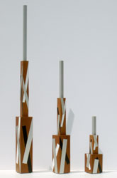 Trois figures verticales - 2005<br><span>Acrylique sur bois et aluminium anodisé<br>7 x 7 x 30 cm, 7 x 7 x 60 cm, 7 x 7 x 90 cm</span>