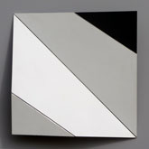 Partition du carré 1 - 1993<br><span>Peinture à l'huile sur tôle en acier pliée vernis sur métal, 50 x 50 cm</span>