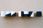 Partition cylindrique en noir et blanc - 1995<br><span>Acrylique sur matière plastique et bois, 170,5 x 20 x 22 cm</span>