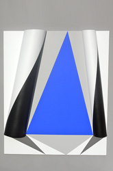 Composition dissymétrique avec triangle bleu entre deux demi-cylindres - 2016<br><span>Acrylique sur matière plastique – 90 x 75 x 9,5 cm</span>