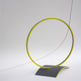 Grand cercle jaune et gris - 2017<br><span>Acrylique sur matière plastique et tige de cuivre, envergure : 66 cm et diamètre du cercle: 33 cm</span>