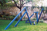 Figure couchée - 1988<br><span>3 éléments en tube carré d'acier soudé et peint, longueur totale : 4m, hauteur maximum : 1,50m</span>