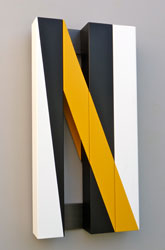 Colombage avec diagonale jaune - 2000<br><span>Acrylique sur matière plastique, bois enduit de graphite,<br>96 x 48 x 13,5 cm</span>