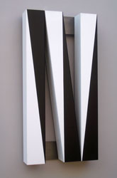 Colombage en noir et blanc - 2000<br><span>Acrylique sur matière plastique, bois enduit de graphite, 96 x 48 x 13,5 cm</span>
