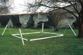 Carré - 1991<br><span>Tubes carrés d'acier peint, fil polyamide</span>