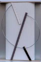 Eloge de la ligne - 2007<br><span>Carton ondulé, fil métallique, boite en plexiglas, 17,5 x 22,5 x 4 cm</span>