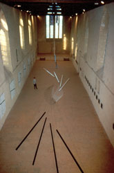 Double installation - Cordeliers Châteauroux<br>- 1989<br><span>Poutrelles d'acier peint, fil polyamide, grillage, plaques d'acier,<br>toiles de lin pliées imprimées</span>