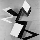 Fugue en noir et blanc pour six carrés dont trois majeurs - 1993<br><span>Peinture à l'huile sur acier et bois, carton découpé et peint, dessin à la craie au sol,<br>63 x 160 x 200 cm avec ombres portées</span>