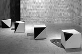 Quatre grands cubes : partitions - 1991<br><span>Acrylique sur bois, chaque cube : 50 x 50 x 50 cm</span>