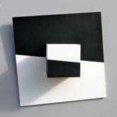 Cube sur plan - 1991<br><span>Acrylique sur bois, 60 x 60 x 21,5 cm</span>