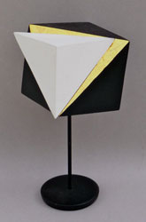 Clivage du cube - 2004<br><span>Acrylique et feuille d'or sur bois, piétement métallique,<br>7 x 11 x 18 cm (avec piètement)</span>