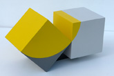 Deux cubes gris et jaune – 2014<br><span>Acrylique sur bois, 35 x 18 x 12,5 cm</span>