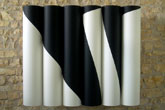 Grande fugue en noir et blanc - 1995<br><span>Acrylique sur matière plastique et bois, 100 x 120 x 22,5 cm</span>