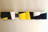 Partition cylindrique en jaune, noir et blanc - 1997<br><span>Acrylique sur matière plastique et bois, 140 x 20 x 22 cm</span>