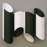 Relief cylindrique en noir et blanc séquence 1 - 2007<br><span>Acrylique sur matière plastique et bois, 40 x 40 x 12cm</span>