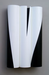 Fugue en noir et blanc avec ouverture 1 - 2007<br><span>Acrylique sur matière plastique et bois, 60,5 x 100 x 21,5 cm</span>