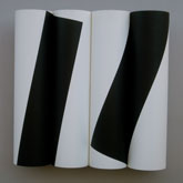 Fugue en noir et blanc - 1995<br><span>Acrylique sur matière plastique et bois, 80 x 80 x 22 cm</span>
