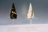 Variations linéaires sur deux cônes d'ombre et de lumiè̀re - 2004<br><span>Acrylique et feuille d'or sur bois, 14 x 6 cm de diamè̀tre</span>