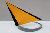 Triangle jaune et noir - 2007<br><span>Acrylique sur bois, 135 x 59 x 28 cm (relief)</span>