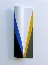 Deux diagonales sur plan et demi-cylindre - 2013<br><span>Acrylique sur matière plastique, 65 x 27 x 8,5cm</span>