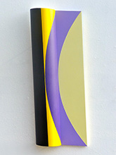 Arc violet sur plan et demi-cylindre - 2014<br><span>Acrylique sur matière plastique, 64,5 x 25 x 7cm</span>