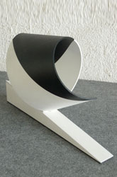 Spirale - 1995<br><span>Acrylique sur matière plastique et bois, 43 x 27 x 19 cm</span>