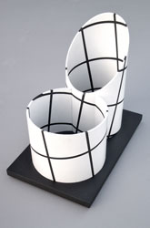 Dialogue en grille - 2006<br><span>Acrylique sur matière plastique et bois, 37,5 x 23,5 x 33 cm</span>