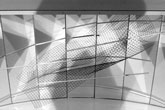Trans (version 1) - 1998<br><span>Structure en bois, sept miroirs en arc de cercle, tubes aluminium partiellement peints, grille métallique, fil blanc</span>