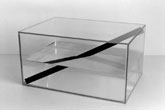 Diffraction - 1992<br><span>Tube carré d'aluminium peint immergé dans l'eau d'un aquarium, 25 x 18 x 35 cm</span>