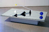 Equilibres - 2007<br><span>Acrylique sur bois, plats d'aluminium anodisé, miroir, 120 x 75 x 42,5 cm</span>