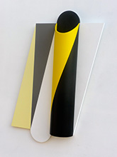 Demi cylindre et parallélogramme 1 - 2014<br><span>Acrylique sur bois et matière plastique, 88 x 62 x 9,5cm</span>