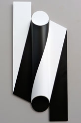 Symétrie dynamique et alternative dans le plan et le cylindre (2)<br>- 2009<br><span>Acrylique sur bois et matière plastique, 129 x 58,5 x 11,5 cm</span>
