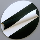 Symétrie dynamique et alternative dans l'ellipse - 2011<br><span>Acrylique sur bois et matière plastique, 107,5 x 11,5 cm</span>