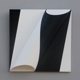 Symétrie dynamique et alternative dans le carré (1) - 2011<br><span>Acrylique sur bois et matière plastique, 45 x45 x10 cm</span>
