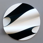 Dynamique du cercle 1 - 2011<br><span>Acrylique sur bois et matière plastique, 80 cm de diamè̀tre x 12 cm</span>