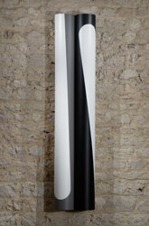 Arcature inversée - 2010<br><span>Acrylique sur matière plastique et bois, 189 x 40 x 22 cm</span>