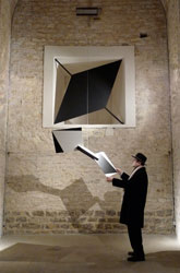 Perspective du carré - 2011<br><span>Acrylique sur bois et métal, plan parallélépipédique: 120 x 245 cm,<br>pièce suspendue: 155 x 69 x69 cm</span>