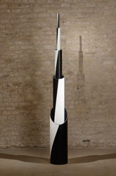Tour de Babel en noir et blanc - 2002<br><span>Acrylique sur matière plastique et bois, 235 x 30 cm</span>