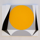 Ccomposition dissymétrique avec cercle jaune entre deux demi-cylindres - 2017<br><span>Acrylique sur matière plastique, 89 x 75 x 7,5 cm</span>