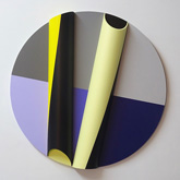 Cercle violet et gris rythmé par deux demi-cylindres - 2018<br><span>Acrylique sur matière plastique, diamètre: 60 cm - relief: 6,5 cm</span>