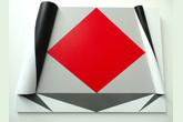 Composition dissymétrique avec carré rouge entre deux demi-cylindres  - 2018<br><span>Acrylique sur matière plastique, 80 x 60 x 7 cm</span>